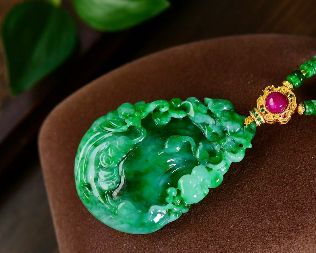 Green Jadeite Hand-Carved Money Poket & Bat Pednant with Certificate - 3