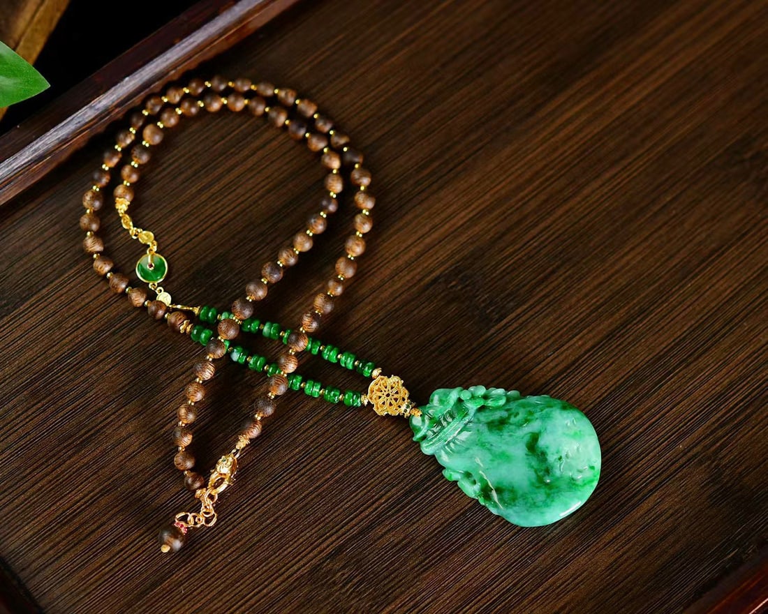 Green Jadeite Hand-Carved Money Poket & Bat Pednant with Certificate - 5