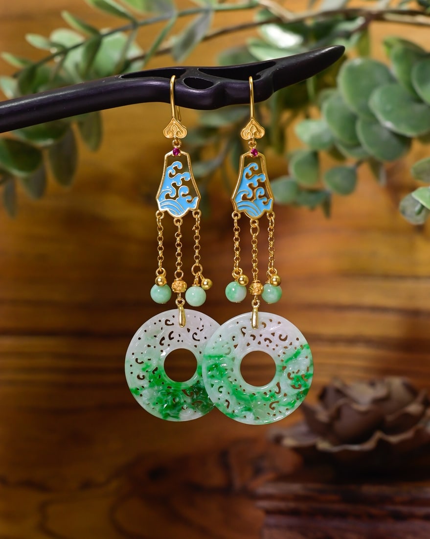 A Pair 925 Silver & Jadeite Earrings: Title: A Pair 925 Silver & Jadeite Earrings Origin: Chinese Date/Period: After2026 Materials: 925 Silver,Jadeite Dimensions: 29(mm) 1.14(inches) Reserve: $899.00 Shipping:Domestic: Shipping