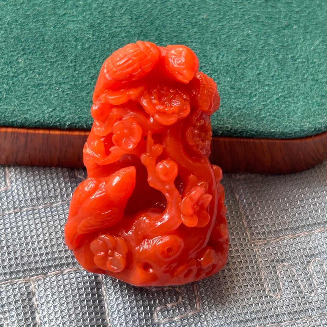 Nanhong Agate Hand-Carved Flower Bird Pendant w Certificate: Title: Nanhong Agate Hand-Carved Flower Bird Pendant w Certificate Origin: Chinese Date/Period: After2025 Materials: Nanhong Agate Dimensions: 46x32.2x21.5(mm) 1.81x1.27x0.85(inches) Weight 0.08 lbs/3