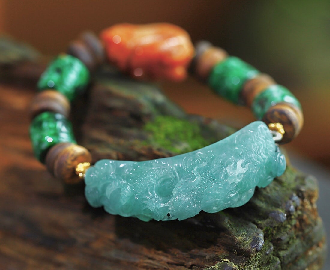 Green Jadeite,Red Jadeite,Chenxiang Wood Hand Chain: Title: Green Jadeite,Red Jadeite,Chenxiang Wood Hand Chain Origin: Chinese Date/Period: After2025 Materials: Jadeite,Chenxiang Wood Dimensions: 54x13x17(mm) 2.13x0.51x0.67(inches) 25x18x14(mm) 0.98x0.