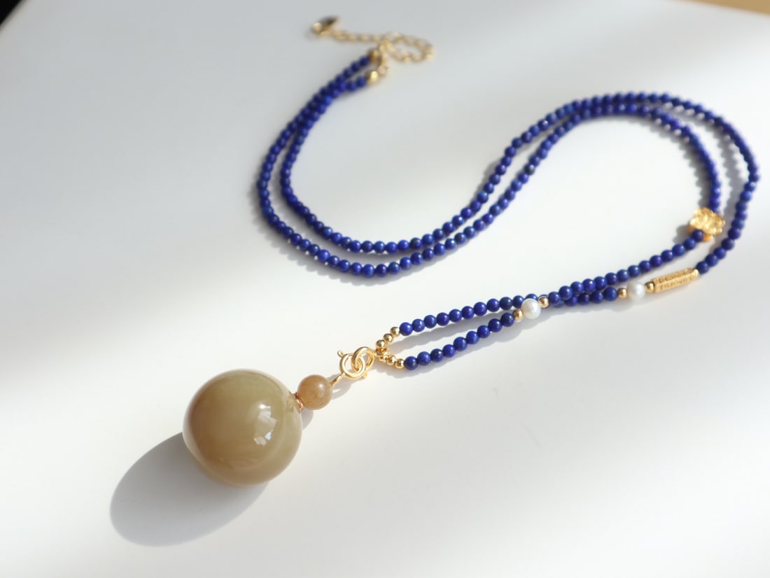 Hetian Jade Beads Pendant & Lapis Lazuli Necklace: Title: Hetian Jade Beads Pendant & Lapis Lazuli Necklace Origin: Chinese Date/Period: After2025 Materials: Hetian Jade,Lapis Lazuli Dimensions: 19.6(mm) 0.77(inches) Reserve: $288.00 Shipping: Dom