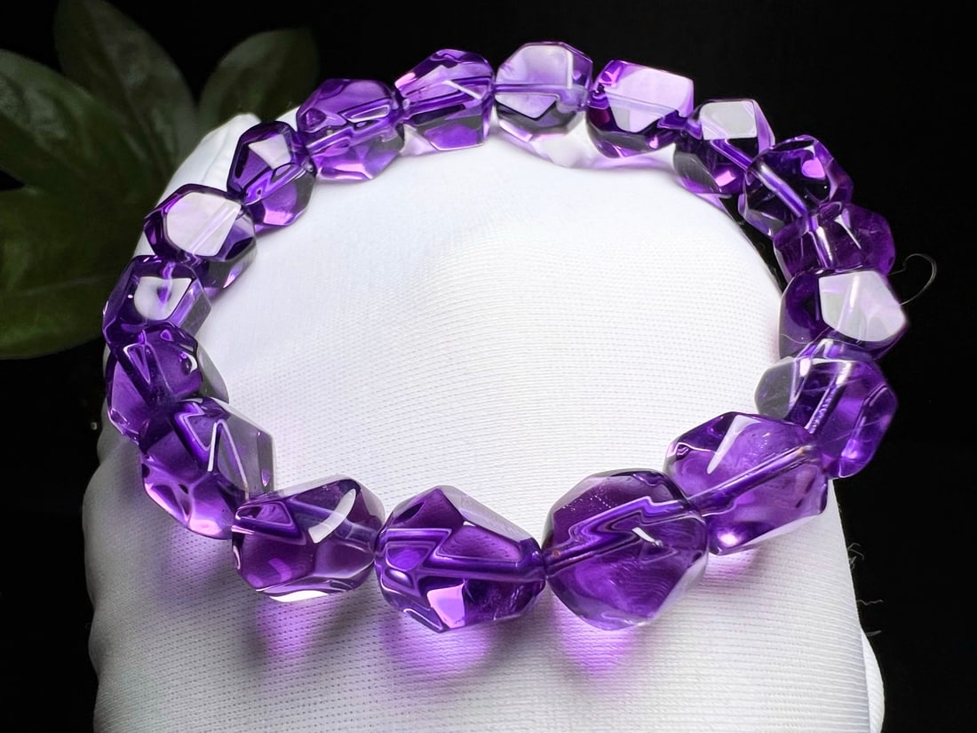 Amethyst Original Stone Hand Chain: Title: Amethyst Original Stone Hand Chain Origin: Chinese Date/Period: After2025 Materials: Amethyst Dimensions: 11x10x9(mm) 0.43x0.39x0.35(inches) Weight 0.05 lbs/23.6g Reserve: $179.00 