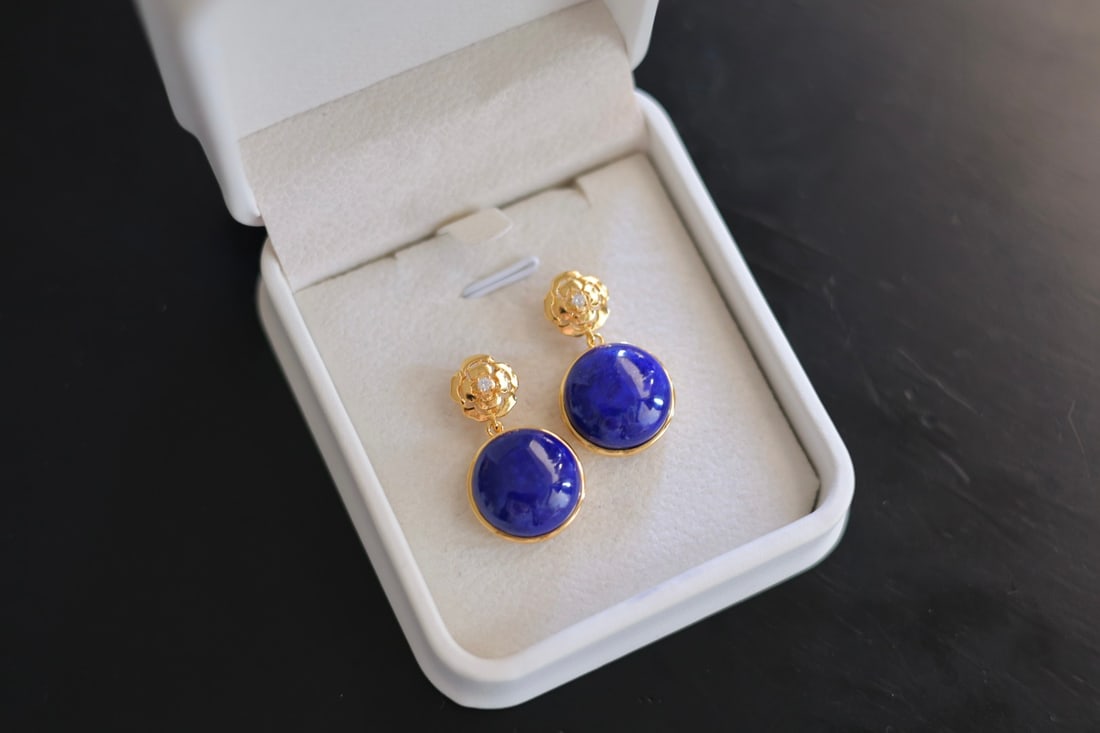 Silver Inlay Lapis Lazuli Earrings: Title: Silver Inlay Lapis Lazuli Earrings Origin: Chinese Date/Period: After2026 Materials: Silver,Lapis Lazuli Dimensions: 17x29(mm) 0.67x1.14(inches) Reserve: $79.00 Shipping:Domestic: