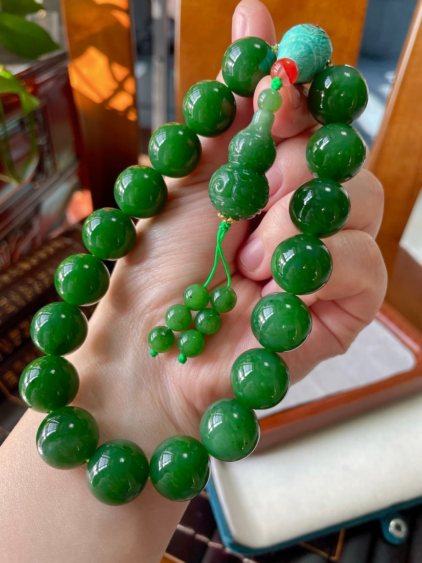 16mm Green Hetian Jade Beads Hand Chain w Certificate: Title: 16mm Green Hetian Jade Beads Hand Chain w Certificate Origin: Chinese Date/Period: After2025 Materials: Hetian Jade Dimensions: 16(mm) 0.63(inches) Weight 0.29 lbs/132.8g Reserve: $289.00 Shi