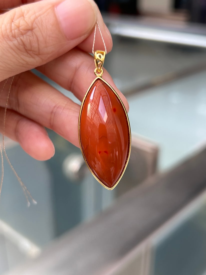 Silver Inlay Nanhong Agate Pendant: Title: Silver Inlay Nanhong Agate Pendant Origin: Chinese Date/Period: After2025 Materials: Silver,Nanhong Agate Dimensions: 37.9x17.5x10(mm) 1.49x0.69x0.39(inches) Weight 0.03 lbs/12.6g Reserve: $199