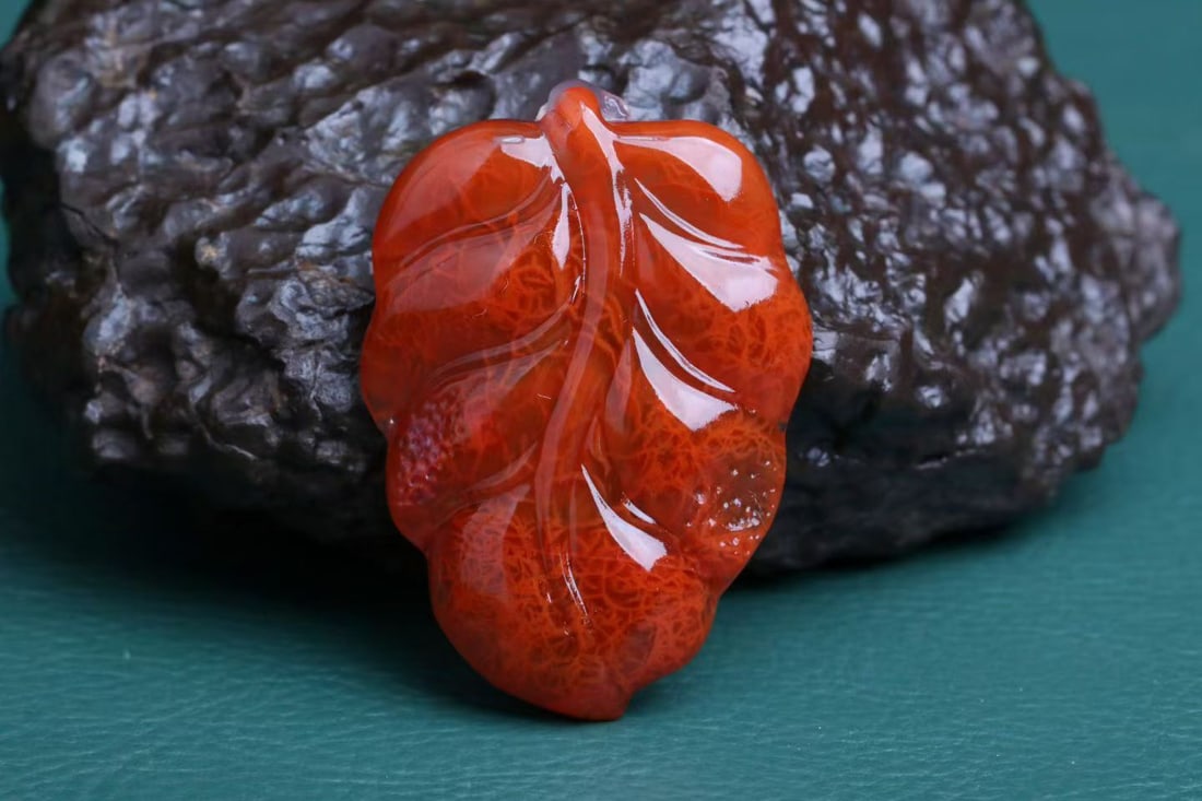 Nanhong Agate Pendant - Leaf Buddha - 4