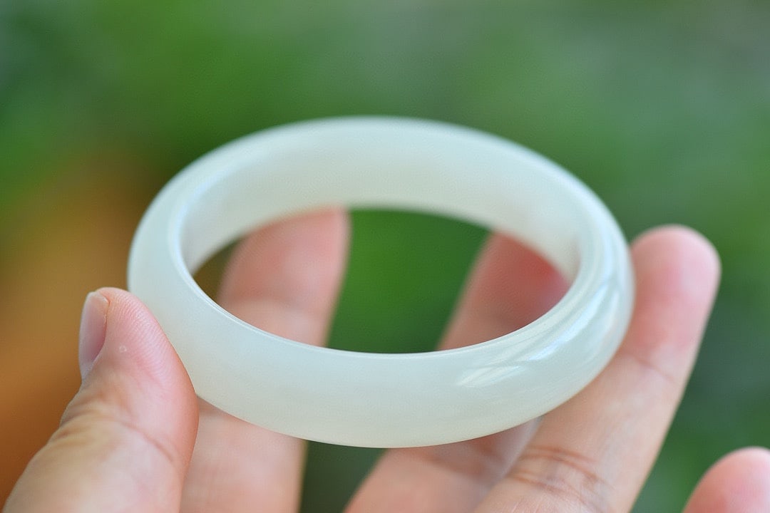 Inside Diameter 57.6mm White Hetian Jade Bracelet Bangle: Title: Inside Diameter 57.6mm White Hetian Jade Bracelet Bangle Origin: Chinese Date/Period: After2026 Materials: Hetian Jade Dimensions: 57.6x15.8x8.7(mm) 2.27x0.62x0.34(inches) Weight 0.16 lbs/71.48