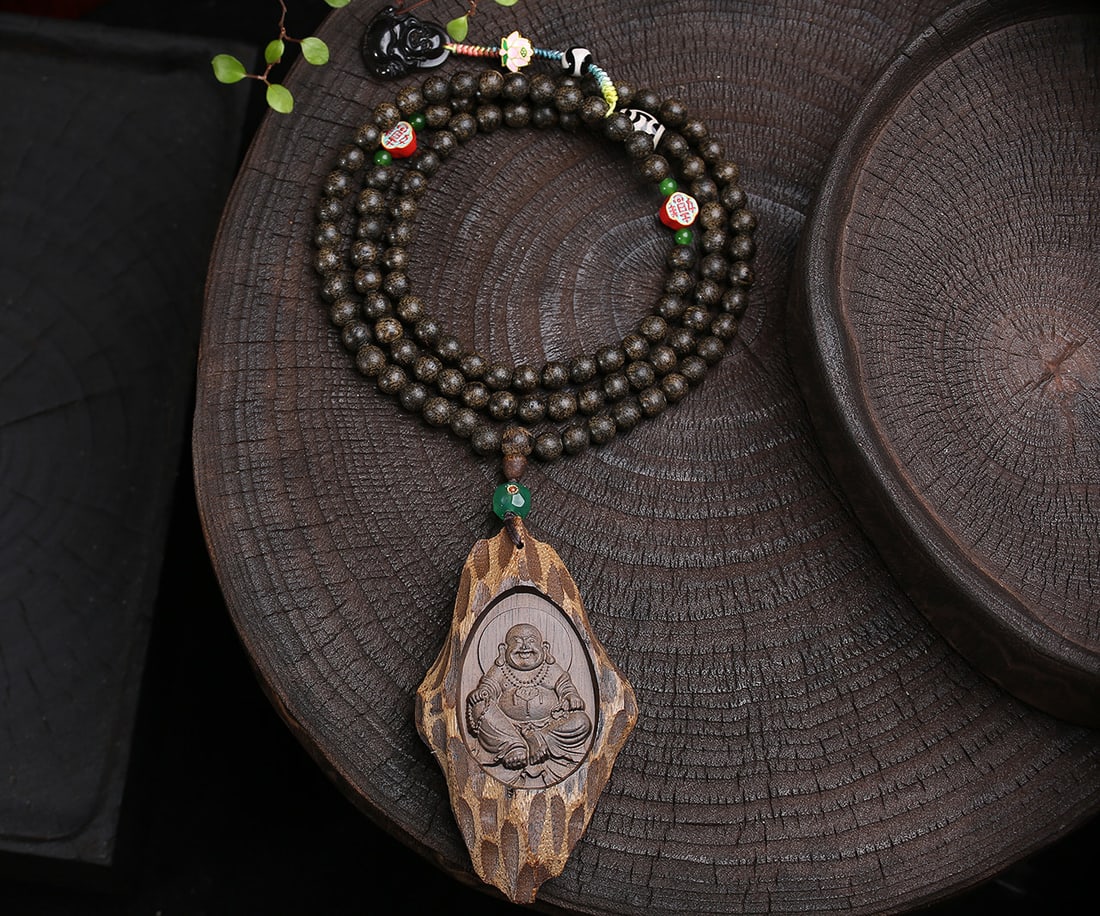 Chenxiang Wood Pendant Buddha & Necklace: Title: Chenxiang Wood Pendant Buddha & Necklace Origin: Chinese Date/Period: After2026 Materials: Chenxiang Wood Dimensions: 77x43(mm) 3.03x1.69(inches) Weight 0.16 lbs/73g Reserve: $99.00 Shipping:<
