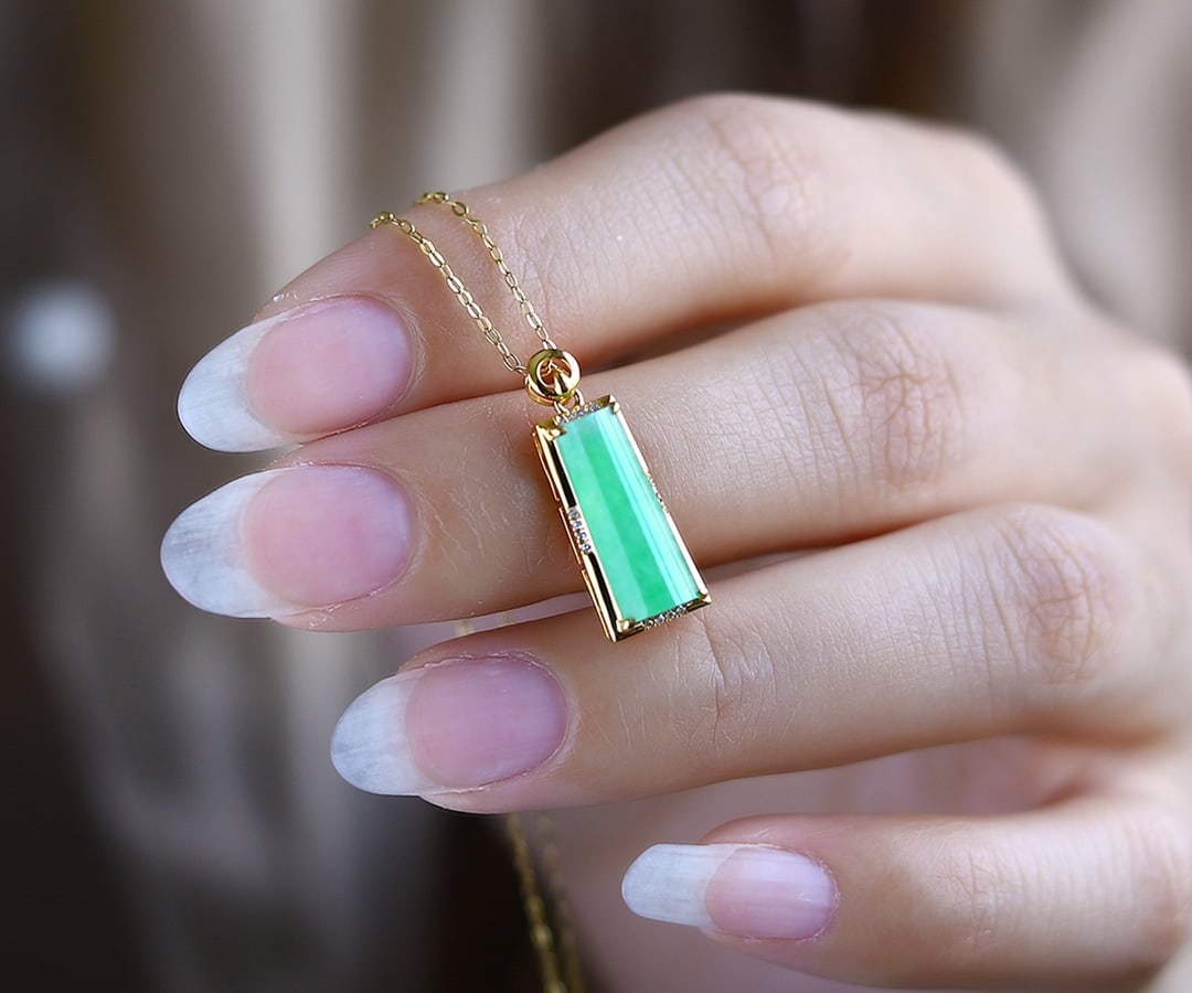 18K Gold Inlay Green Jadeite Lucky Pendant: Title: 18K Gold Inlay Green Jadeite Lucky Pendant Origin: Chinese Date/Period: After2025 Materials: 18K Gold,Jadeite Dimensions: 22x9x5(mm) 0.87x0.35x0.20(inches) Reserve: $699.00 Shipping: Domes