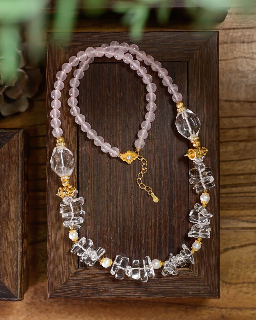 Natural White Crystal & Pink Crystal Necklace: Title: Natural White Crystal & Pink Crystal Necklace Origin: Chinese Date/Period: After2025 Materials: Crystal Dimensions: 6.5(mm) 0.26(inches) Necklace Length:29x2cm Reserve: $256.00 Shipping: