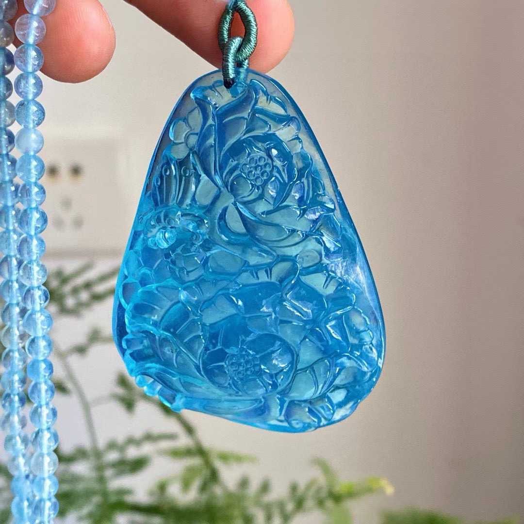 Natural Aquamarine Hand-Carved Peony Pendant with Certificate: Title: Natural Aquamarine Hand-Carved Peony Pendant with Certificate Origin: Chinese Date/Period: After2026 Materials: Aquamarine Dimensions: 59x43x17(mm) 2.32x1.69x0.67(inches) Weight 0.15 lbs/68.2g