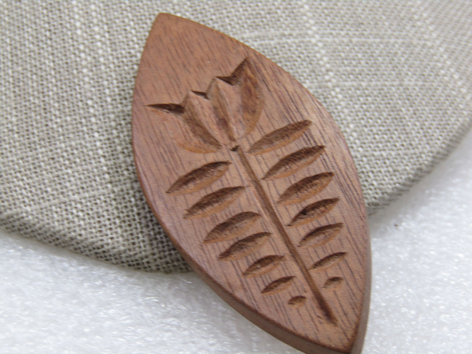 Vintage Wooden Carved Floral Brooch, 2.75": Vintage Wooden Carved Floral Brooch, 2.75" Tall and slightly over 1" wide. This is a tulip carving much like the cookie press style. Pointed on top and bottom and rounded on the sides. Not signed by t