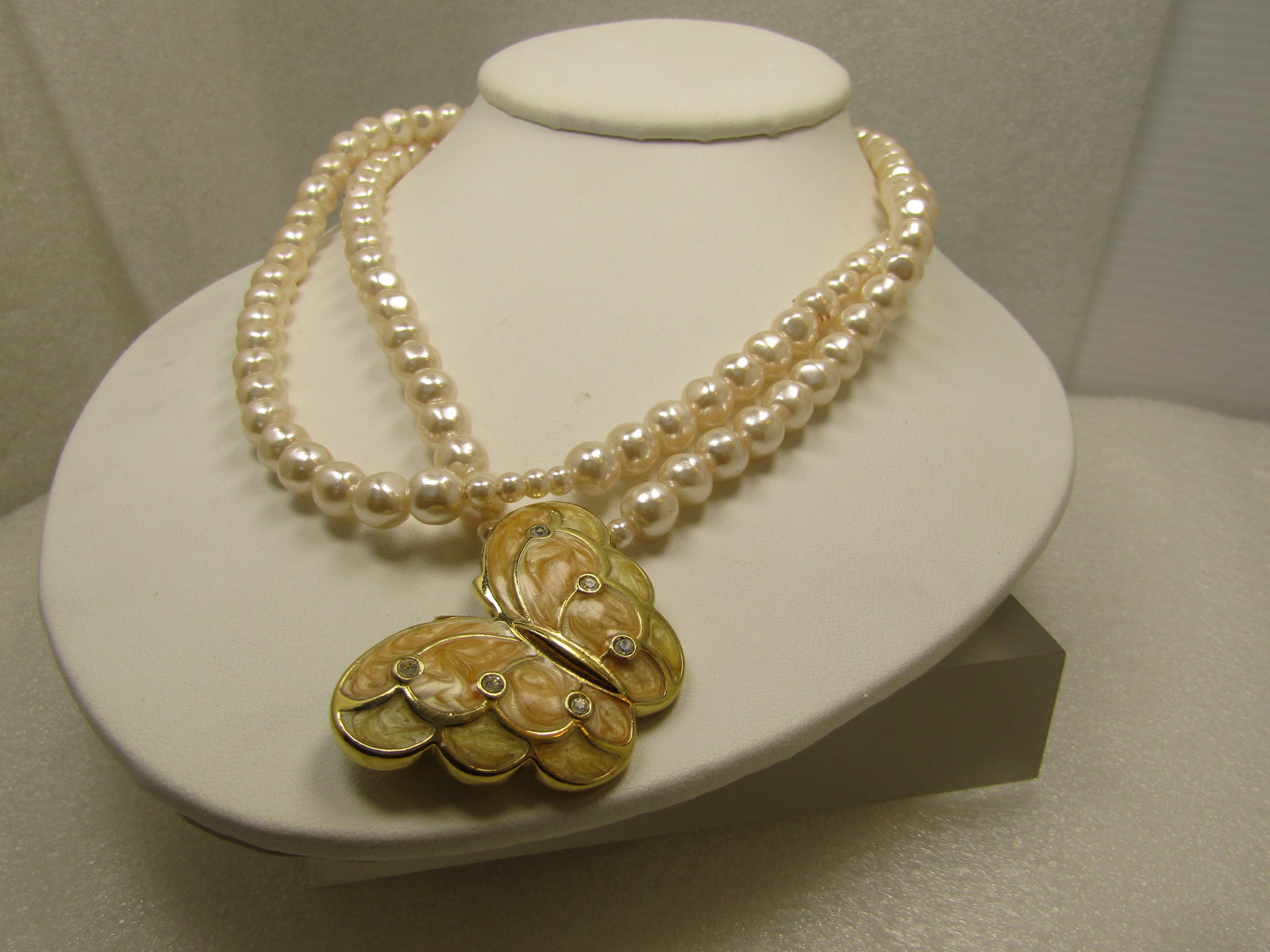 Vintage KJL Enameled Butterfly Pearl Necklace, for Avon, 34", 1980's-1990's: Vintage KJL Enameled Butterfly Pearl Necklace, for Avon, 34", 1980's-1990's. The butterfly is attached on one side and can be attached via a clip on the other either to wear as a single strand with th