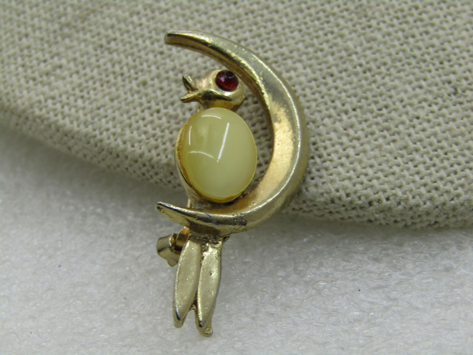 Vintage Moonstone Bird on Crescent Moon Brooch, Rhinestone Eye. Mid-Century` - 4