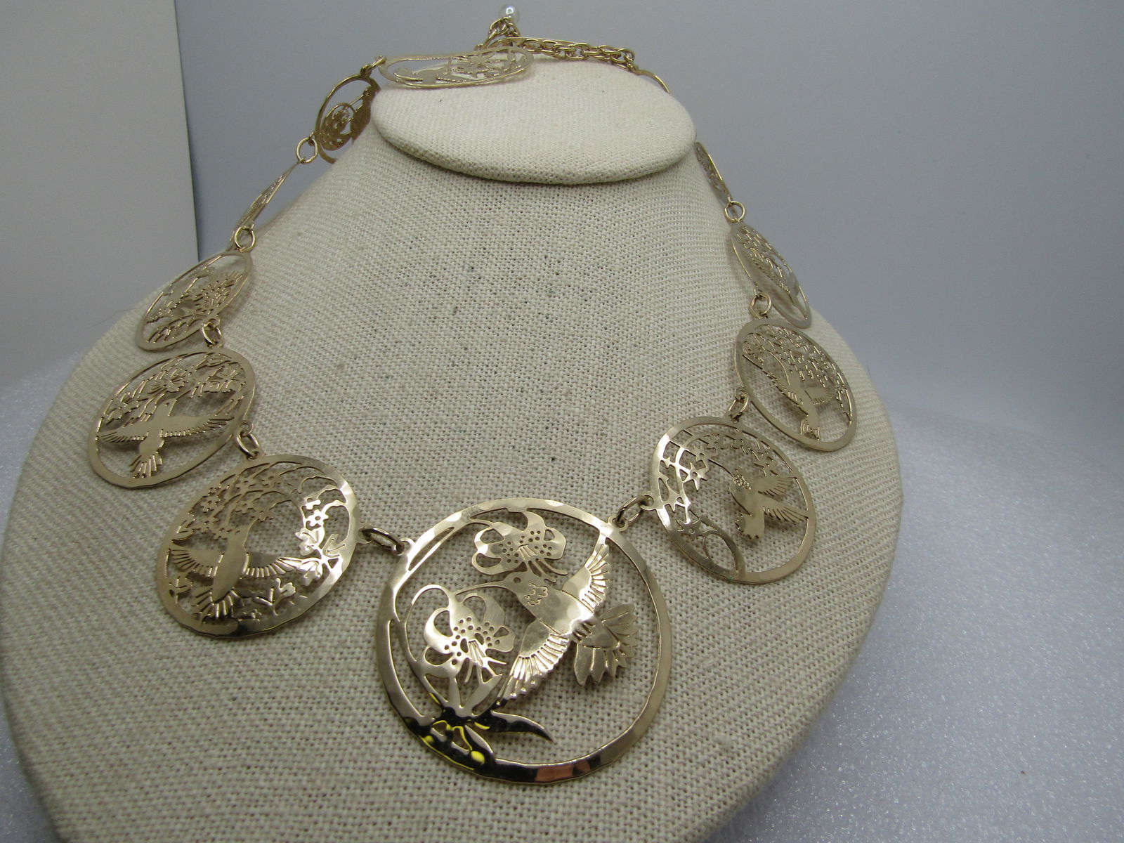 Vintage Graduated Hummingbird Necklace, Wild Bryde, 23"m Retired: Vintage Graduated Hummingbird Necklace, Wild Bryde, 23" with an additional nearly 1" Wild Bryde Jewelry tag at the end making it 24" . Gold tone graduated cut-out hummingbird links in different