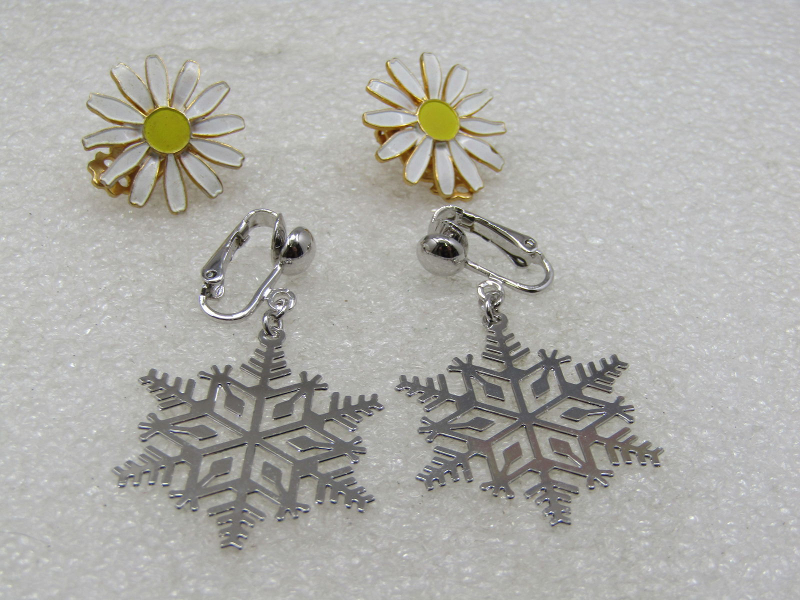 Vintage Daisy & Snowflake Earrings. Clip, 2 Pr. - 2