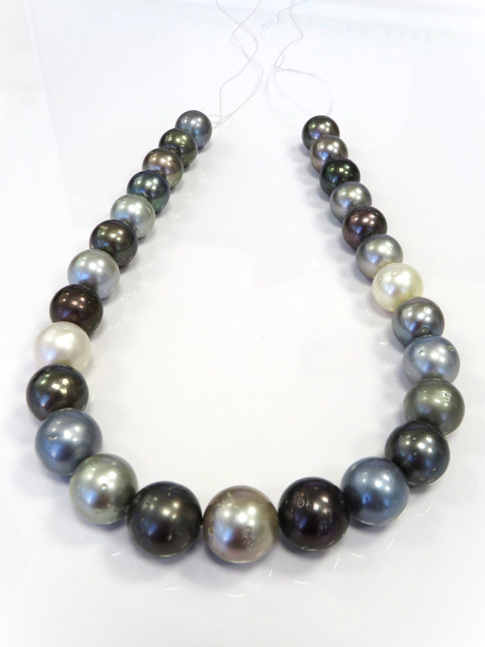 15-17mm Round Mix Light to Dark Multi-Color Tahitian Pearl Necklace Strand: Title: 15-17mm Round Mix Light to Dark Multi-Color Tahitian Pearl Necklace Strand Description:A/B-Grade High luster Mix Light to Dark Multi-Color Round, with some spots/blemishes, 27 pearl pieces, 18