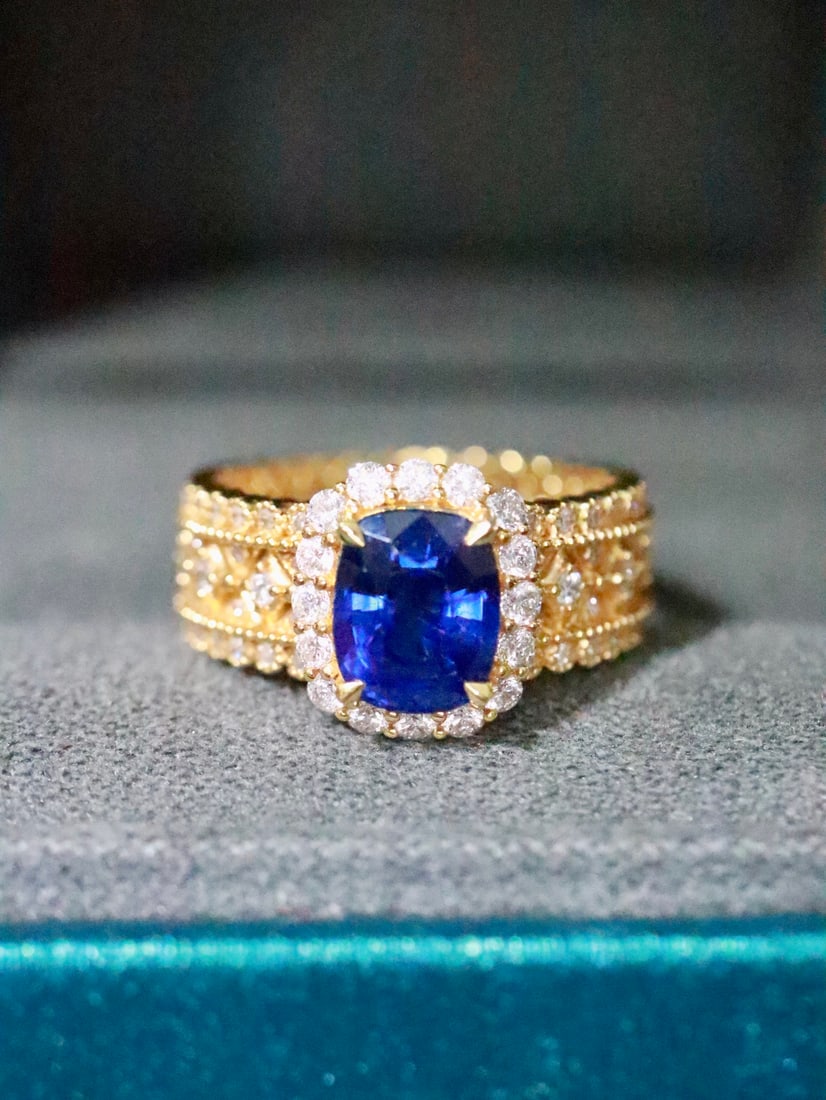 18K Gold Sapphire Ring: Title: 18K Gold Sapphire Ring Description: This sapphire ring exudes an understated luxury, seamlessly blending the brilliance of gemstones with the exquisite craftsmanship reminiscent of timeless ele