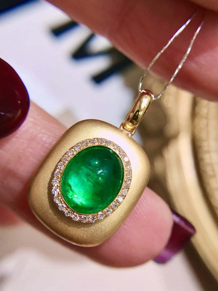 18K Gold Emerald Pendant: Title: 18K Gold Emerald Pendant Description: This pendant showcases a high-quality emerald that captivates with its vivid green hue and luminous glow, reminiscent of a walking beacon of elegance.