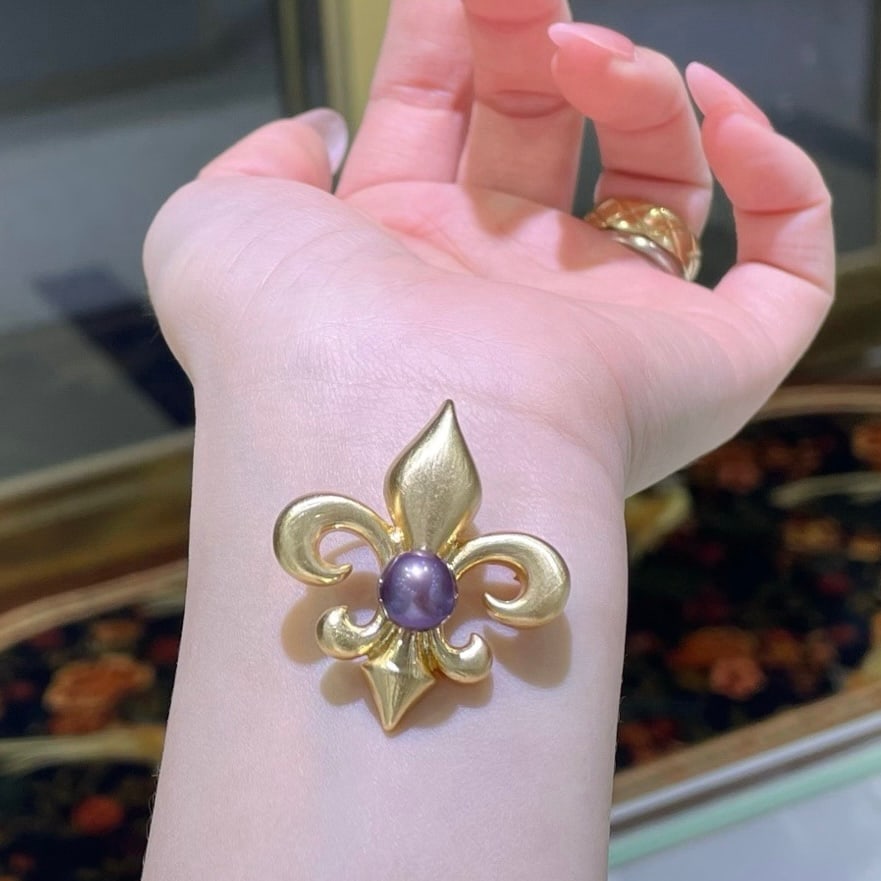 Natural Freshwater Purple Pearl Brooch: Title: Natural Freshwater Purple Pearl Brooch Description: This brooch exudes a timeless elegance with its exquisite natural freshwater purple pearl, measuring between 8 to 9 mm. The pearl's alluring