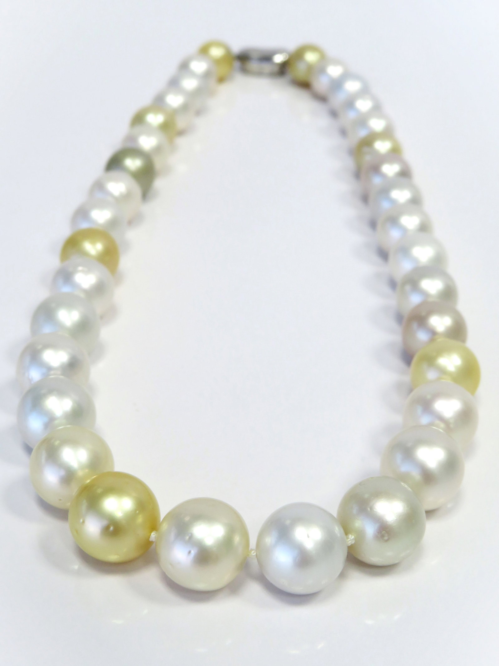11-17mm Mix Round White and Golden South Sea Pearl Necklace: Title: 11-17mm Mix Round White and Golden South Sea Pearl NecklaceDescription:A-AA Grade High luster, Mix White and Golden Round, with minimal spots/blemishes, 34 pearl pieces, 18 inches long