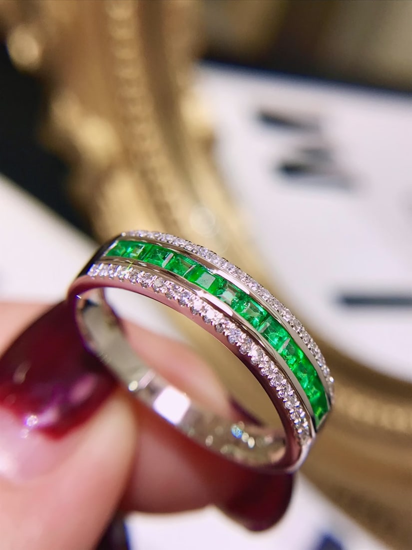 18K Gold Emerald Band Ring - 2