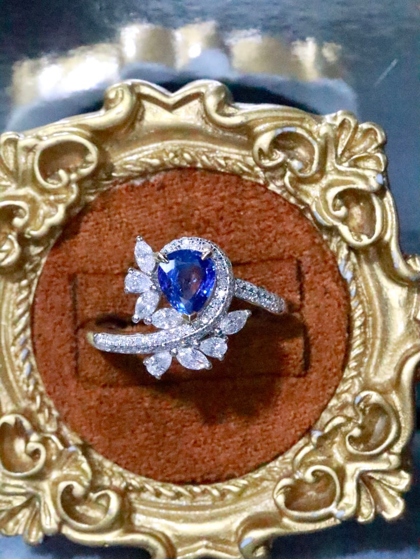 18K Gold Sapphire Ring: Title: 18K Gold Sapphire Ring Description: This 18K Gold Sapphire Ring is an embodiment of elegance and fluidity, perfect for daily wear with its versatile charm. The sapphire gleams with a