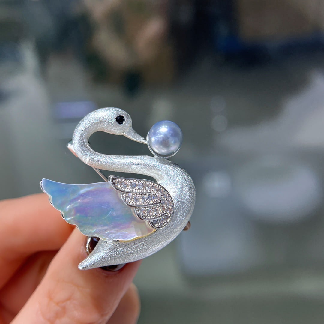 Freshwater Pearl Brooch: Title: Freshwater Pearl Brooch Description: This Freshwater Pearl Brooch captures the essence of elegance and sophistication. The exquisite craftsmanship of the brooch not only illuminates your entire