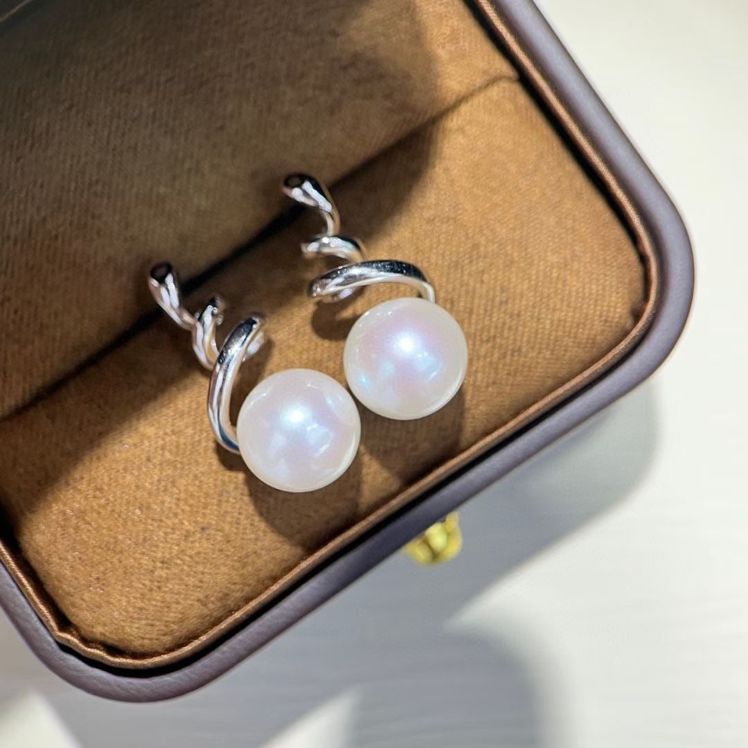 Silver Pearl Earrings: Title: Silver Pearl Earrings Description: This pair of silver pearl earrings captures the essence of modern elegance with their ins-inspired design. The pearls, measuring an impressive 10 to 11mm, are