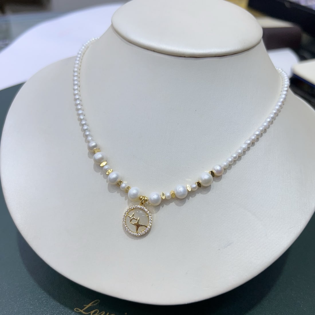 Freshwater pearl necklace: Title: Freshwater pearl necklace Description: This necklace captures the enchanting beauty of a starry night with its delicate design, featuring high-quality freshwater pearls that radiate a subtle ye