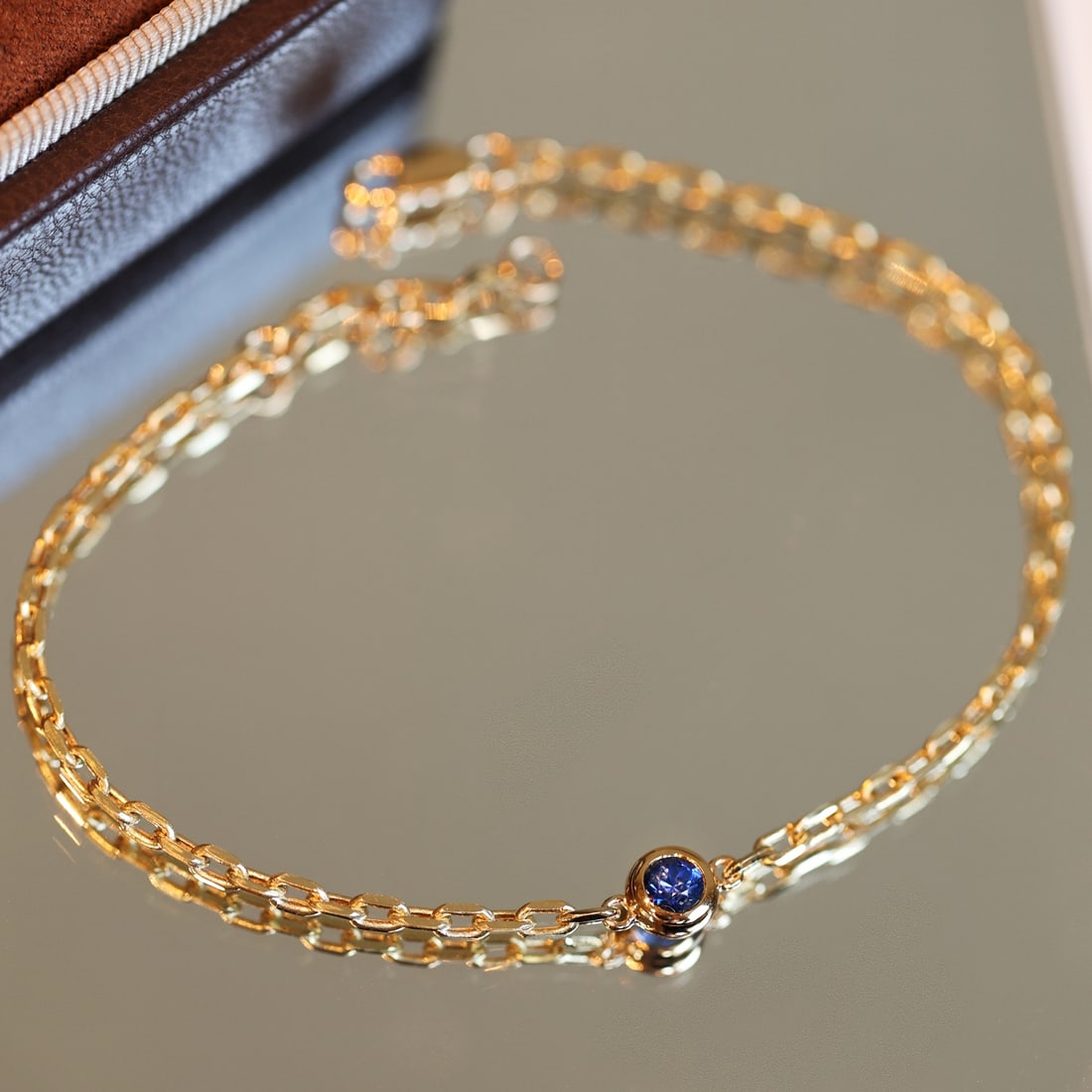 18K Gold Sapphire Bracelet: Title: 18K Gold Sapphire Bracelet Description: This bracelet features a natural sapphire that exudes a vivid blue hue, reminiscent of the most exquisite royal blue tones. The lively fire within the
