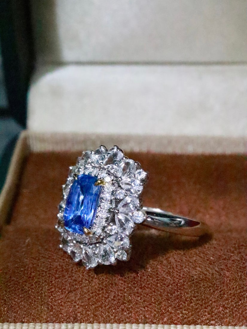 18K Gold Blue Sapphire Ring - 4