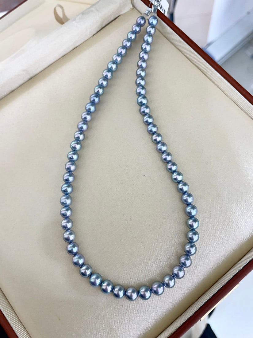 Pearl Necklace: Title: Pearl Necklace Description: This exquisite Pearl Necklace embodies an elegant blend of sophistication and youthful allure. The pearls, with their subtle blue tones, exude a cool and refined cha