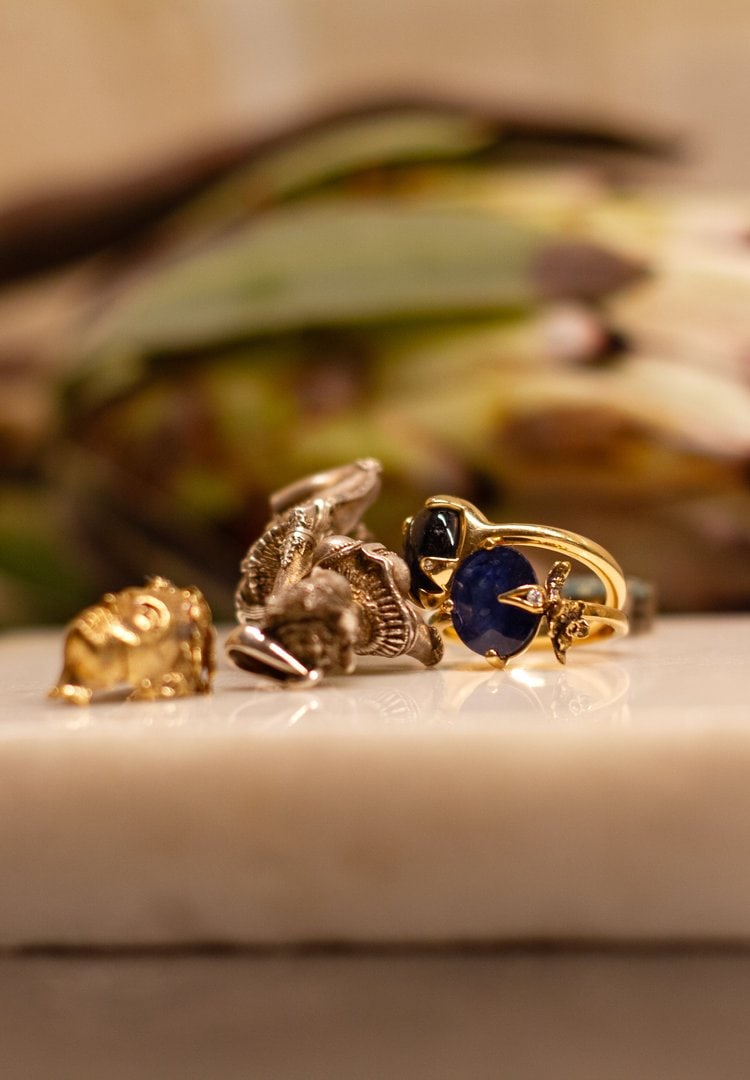 Eighteen Karat Yellow Gold Three Carats Sapphire Ring with Diamonds - 3