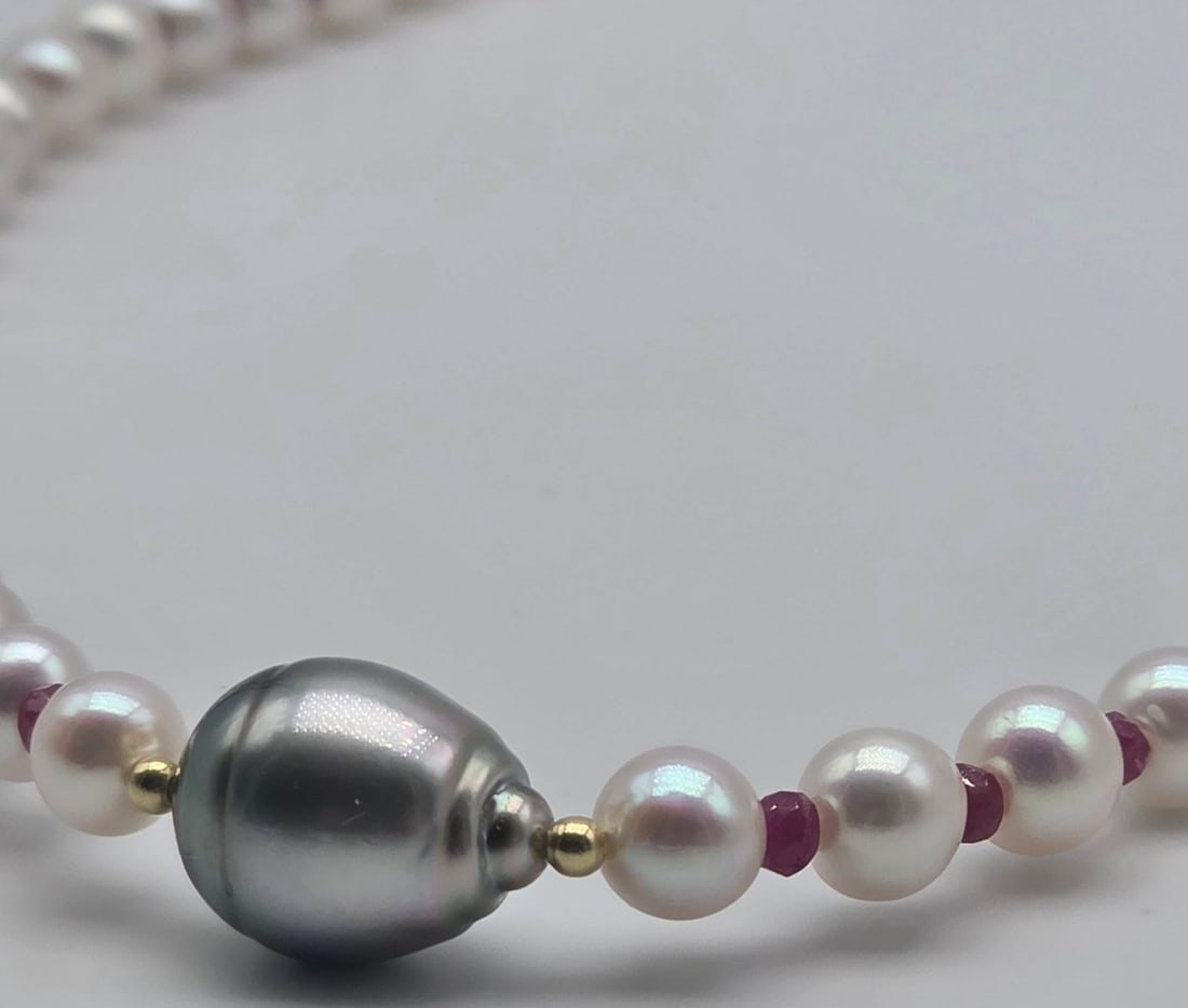 5.5 to 6 mm Akoya pearl necklace with faceted ruby ??spacers and a Tahitian pearl centerpiece, - 4