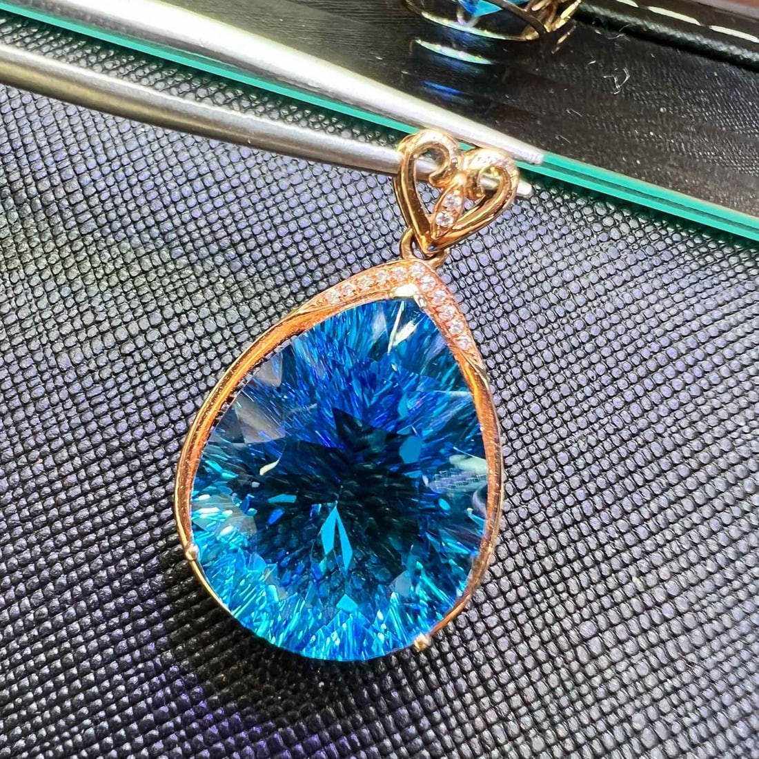 14K GOLD 17 CT NATURAL TOPAZ & DIAMOND PENDANT - 3