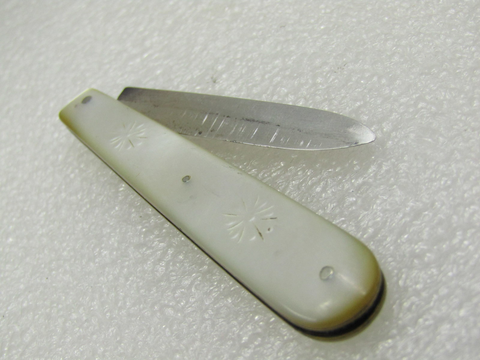 Edwardian Amber Glass Leaf Pendant, 20" Twisted Foxtail Chain Necklace: Title:Edwardian Amber Glass Leaf Pendant, 20" Twisted Foxtail Chain NecklaceDescription:Vintage Sterling Edwardian Mother-of-Pearl Folding Knife, 3" when closed, 5" when opened. Markings on blade are