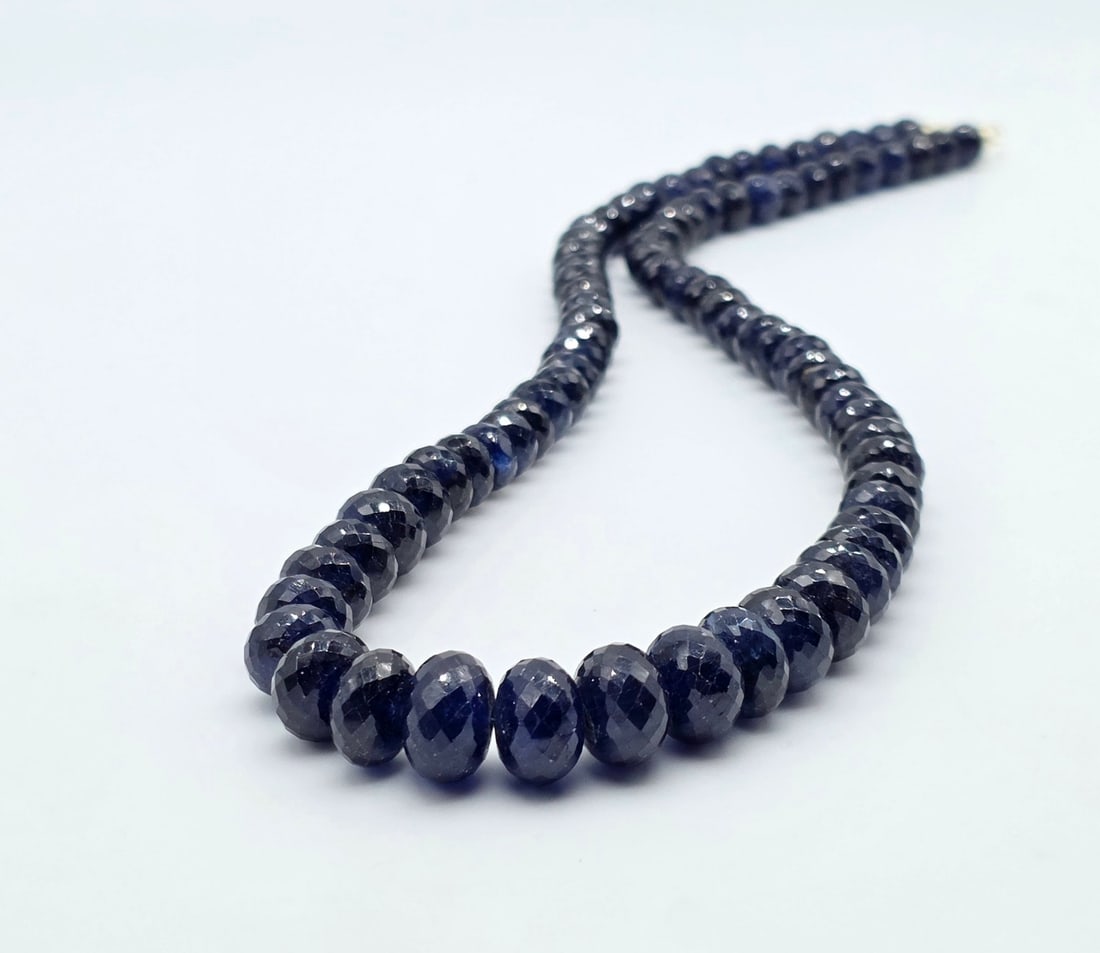 Faceted sapphire necklace, 6.5 to 15.5 mm, with 18kt (750) yellow gold clasp: Title:Faceted sapphire necklace, 6.5 to 15.5 mm, with 18kt (750) yellow gold claspDescription:Faceted sapphire necklace, 6.5 to 15.5 mm, with 18kt (750) yellow gold clasp This is a visually striking