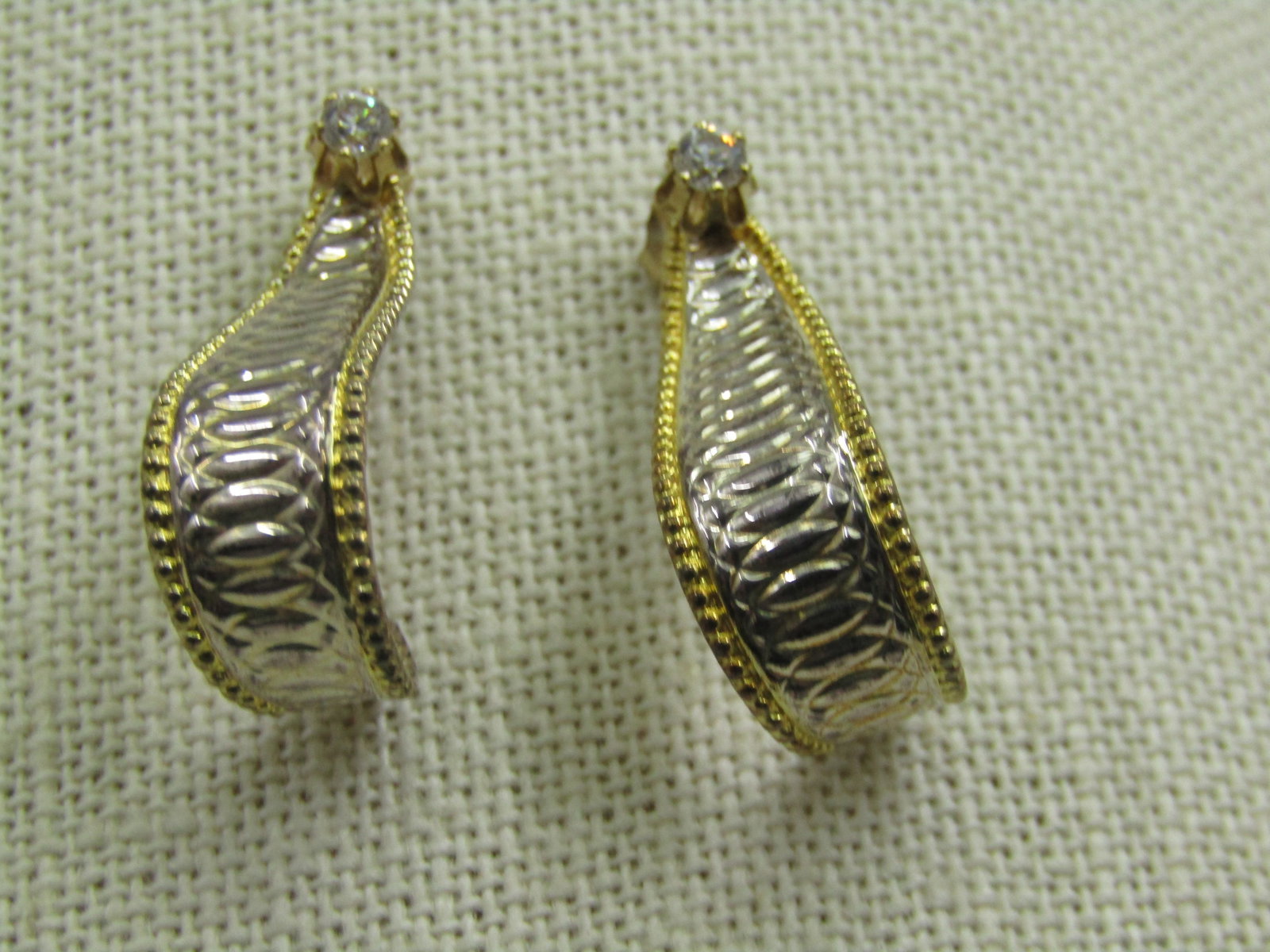 Vintage 14kt CZ Stud Drop Convertible Earrings, Pierced, 1" Signed DQ: Title:Vintage 14kt CZ Stud Drop Convertible Earrings, Pierced, 1" Signed DQDescription:Vintage 14kt Two Tone CZ Stud Drop Convertible Earrings, Pierced, 1", It has a 3mm CZs set in a buttercup stud