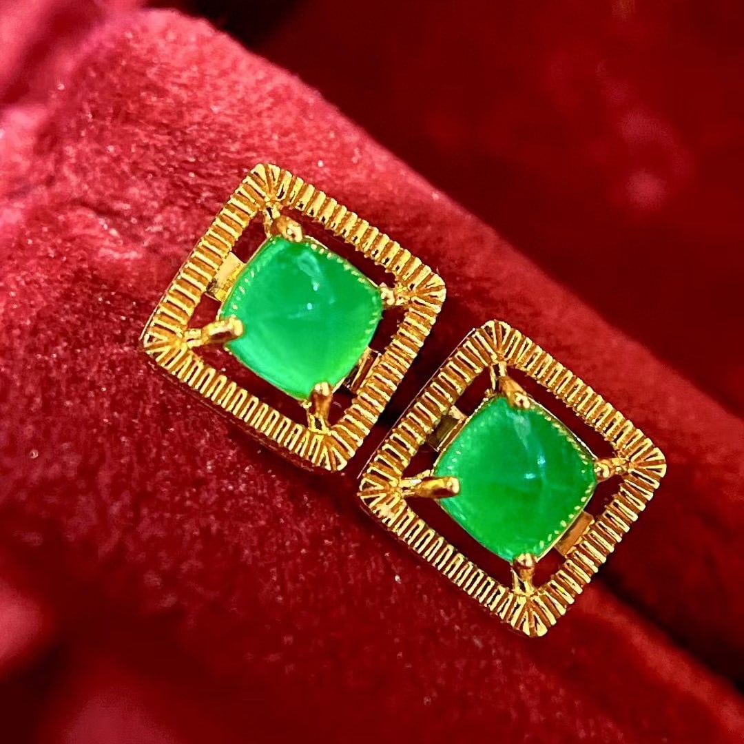 14K GOLD 1.5 CT VIVID GREEN NATURAL EMERALD EARRINGS: Title:14K GOLD 1.5 CT VIVID GREEN NATURAL EMERALD EARRINGSDescription:Ref:230528620Gold Content:14K GoldMain Gemstone:EmeraldNumber of stones:2Shape:Suger-LoafCarat Weight:1.5ct Color:Vivid