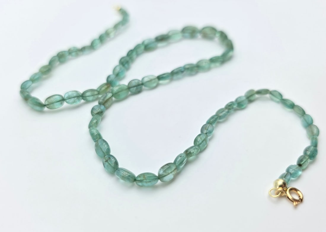 Graduated emerald necklace with 18kt (750) yellow gold clasp: Title:Graduated emerald necklace with 18kt (750) yellow gold claspDescription:Graduated emerald necklace with 18kt (750) yellow gold clasp A necklace of considerable size and aesthetic impact 