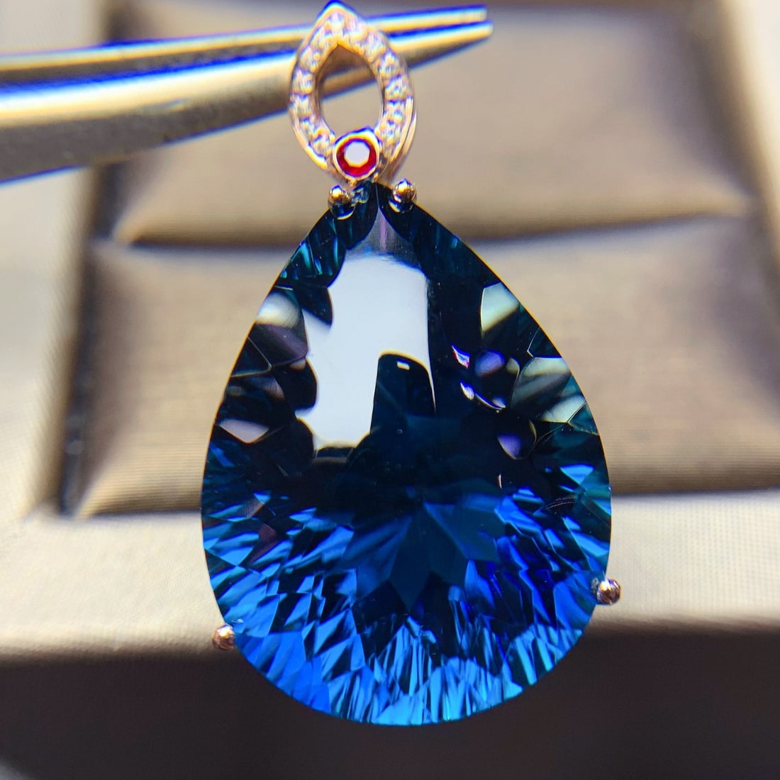 14K GOLD 30 CT NATURAL TOPAZ & DIAMOND & RUBY PENDANT: Title:14K GOLD 30 CT NATURAL TOPAZ & DIAMOND & RUBY PENDANT Description:Ref:230528642Gold Content:14K GoldMain Gemstone:TopazNumber of stones:1Shape:PearCarat Weight:30ct Color:London blueTreatment:Na