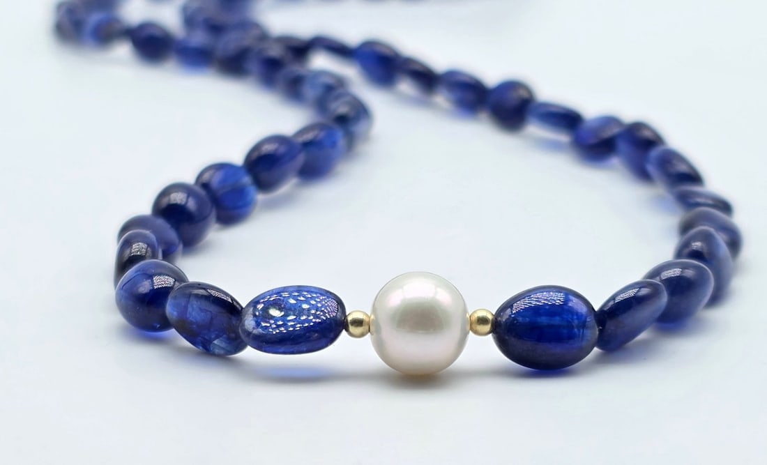Natural sapphire necklace with a central 8.4 mm Akoya pearl, beads, and 18 kt (750) gold clasp - 4