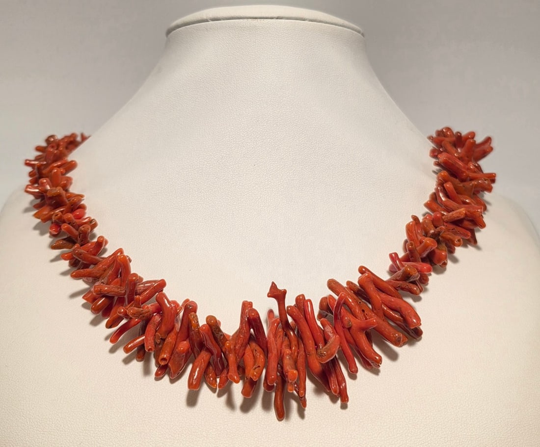 Coral fringe necklace, a timeless classic of high-quality Italian jewelry. The piece is composed of: Title:Coral fringe necklace, a timeless classic of high-quality Italian jewelry. The piece is composed of a rich selection of natural Corallium Rubrum branches of the highest quality, ranging from 3 t
