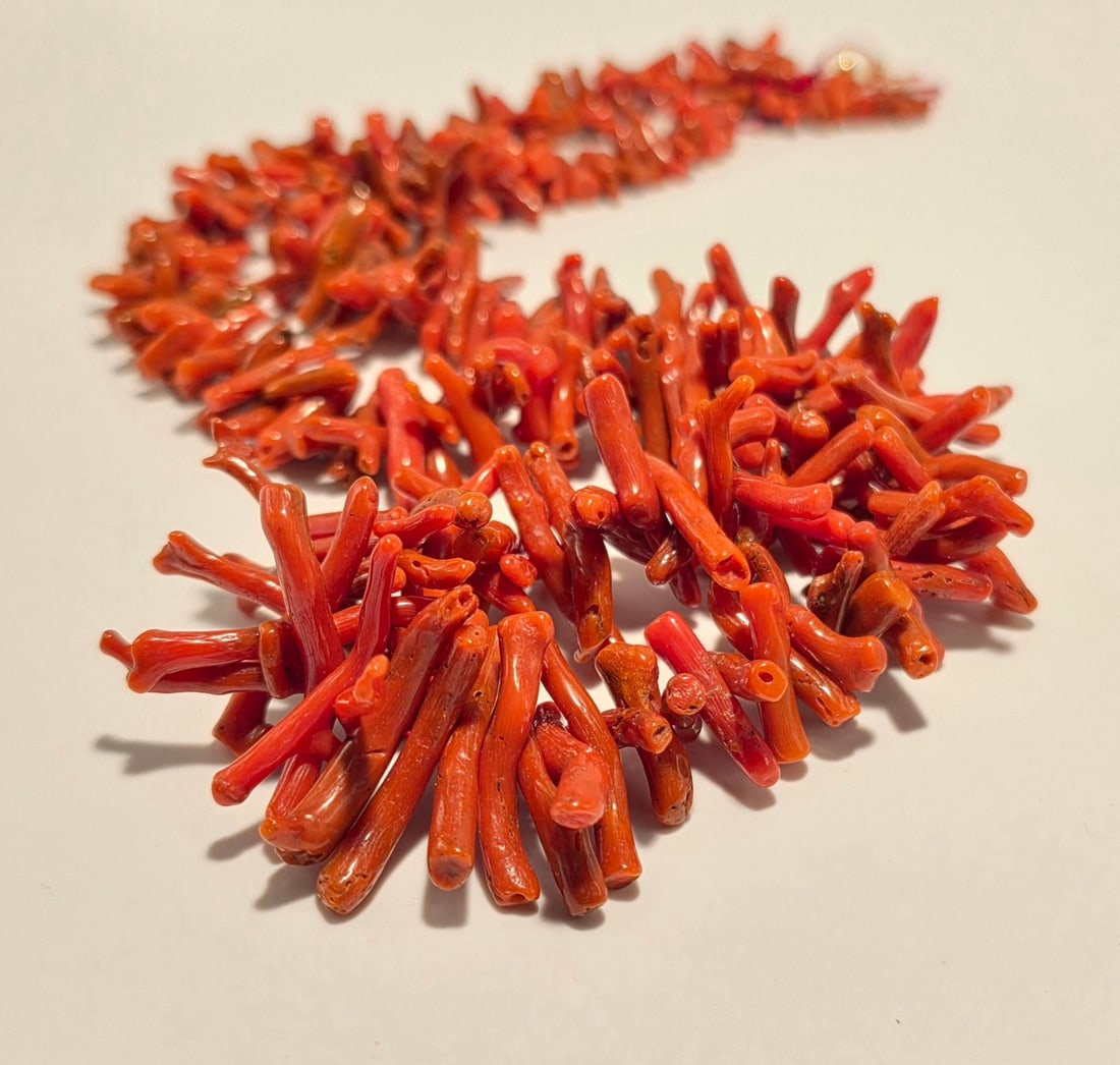Coral fringe necklace, a timeless classic of high-quality Italian jewelry. The piece is composed of - 3