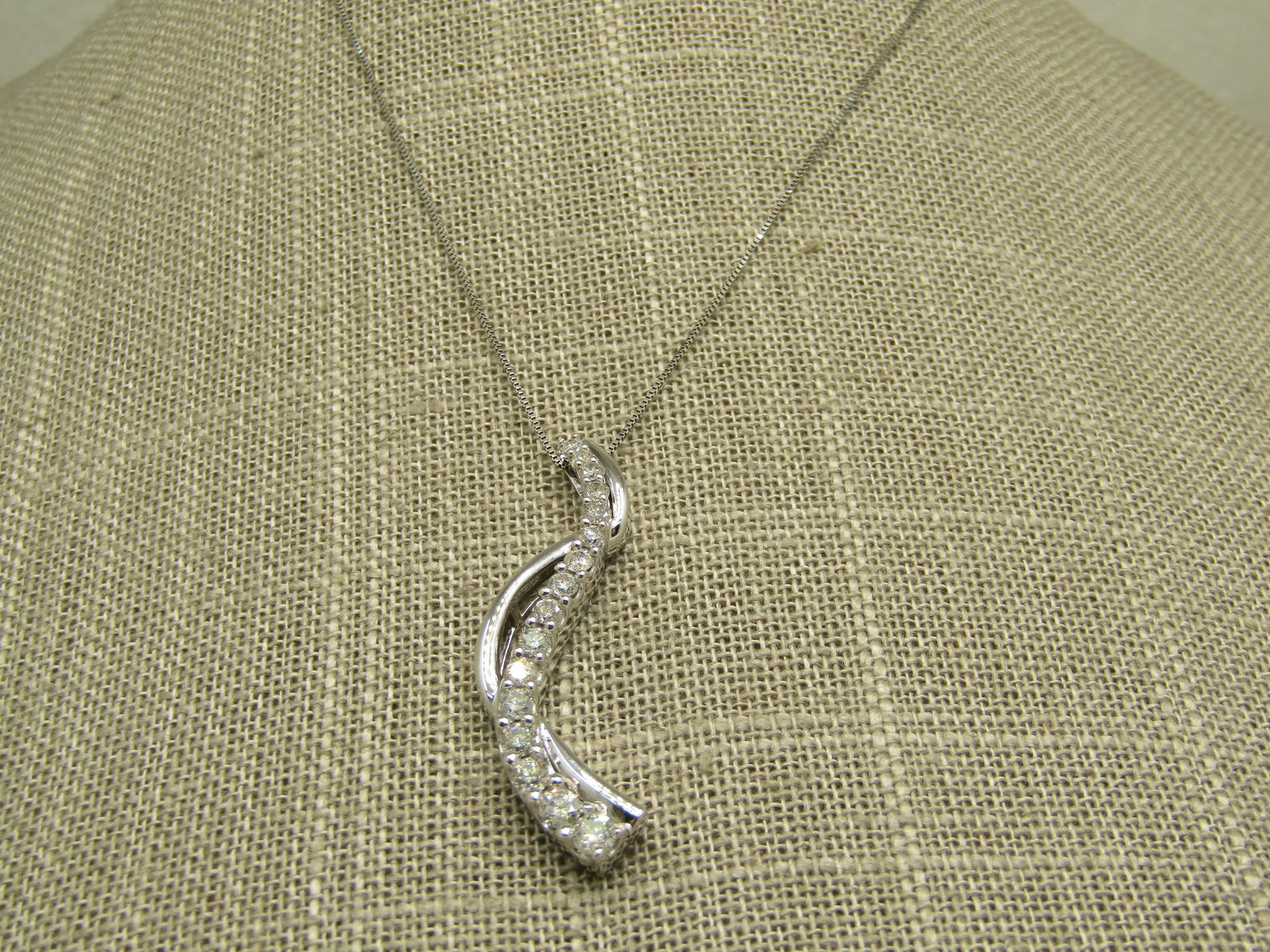 14kt 16 Diamond Journey Necklace, 18" Signed M, Curved Accent - 9