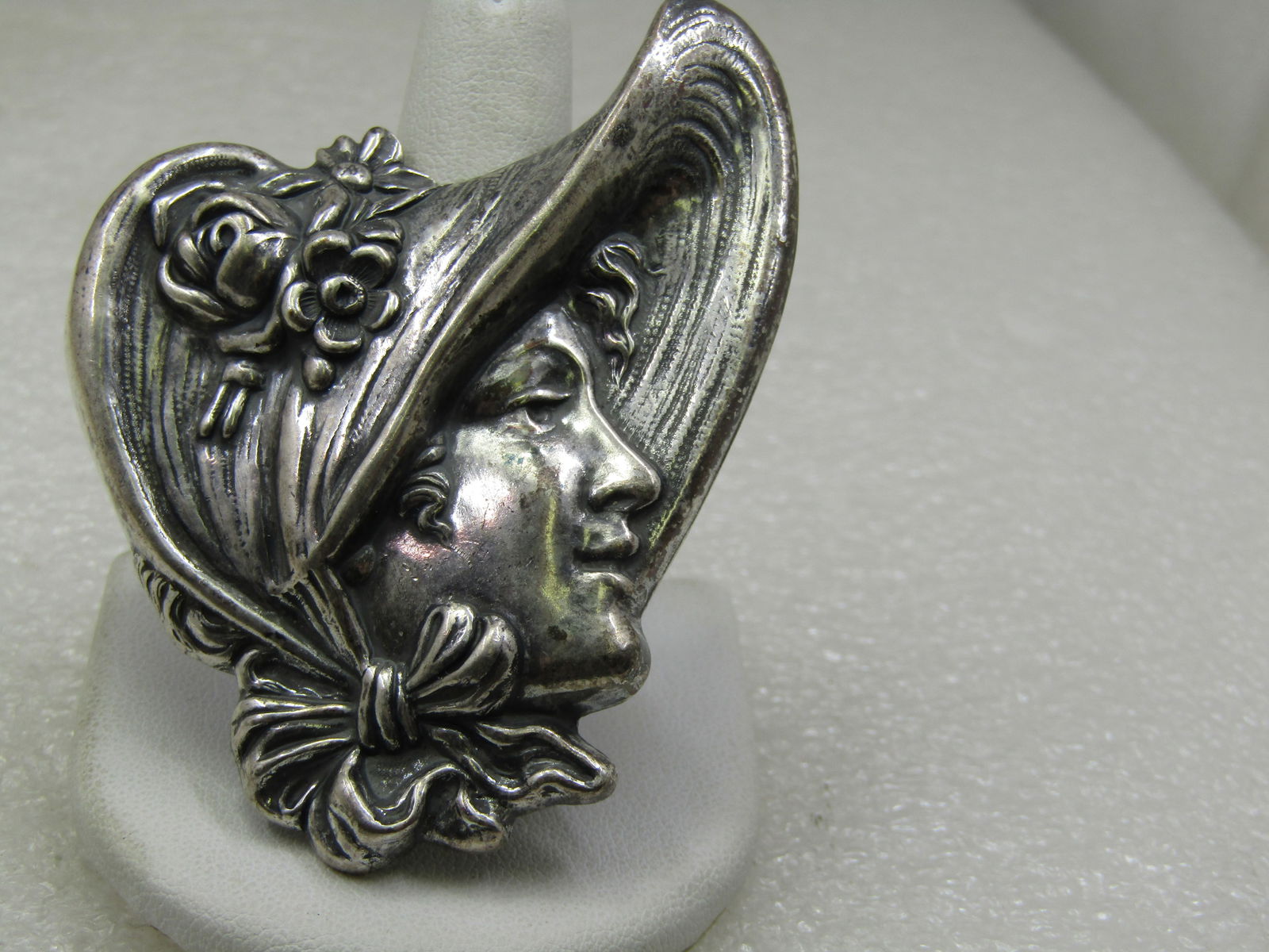 Vintage Art Nouveau Woman in Bonnet Brooch, unsigned Unger, 2.5" by 2.25": Title:Vintage Art Nouveau Woman in Bonnet Brooch, unsigned Unger, 2.5" by 2.25"Description:Vintage Art Nouveau Woman in Bonnet Brooch, unsigned Unger, 2.5" by 2.25". Repousse brooch of a woman