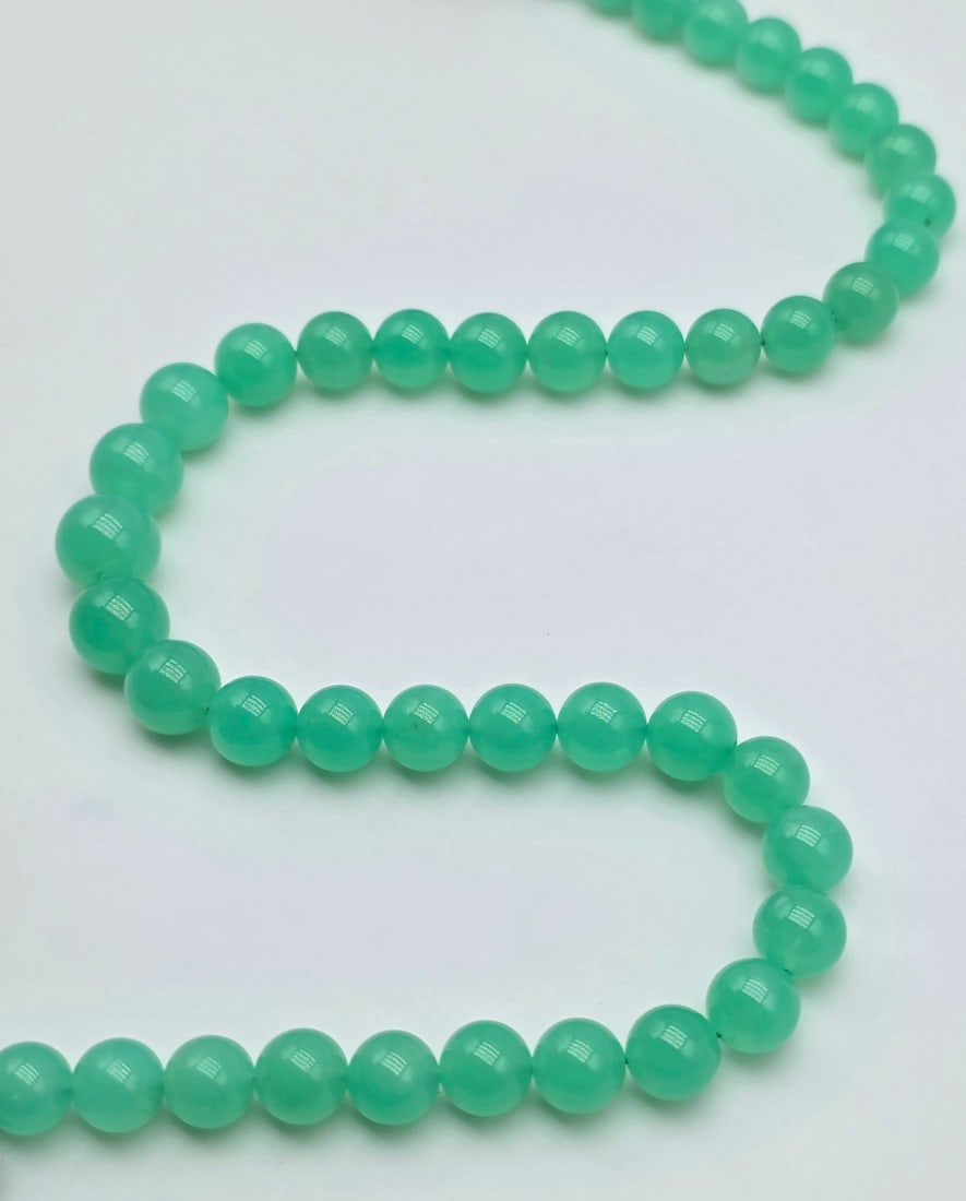 Important and unique chrysoprase necklace of the highest quality, 9 to 12 mm, with an 18-karat (750 - 2