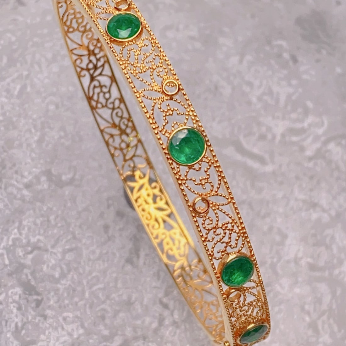 14K GOLD 2.11 CT VIVID GREEN NATURAL EMERALD BANGLE - 2